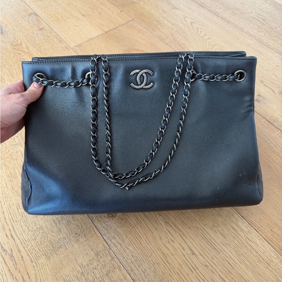CHANEL Elegant Black Leather Shoulder Bag - Picture 1 of 5